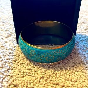 It’s a India bengal braclet color is a turquoise green and blue